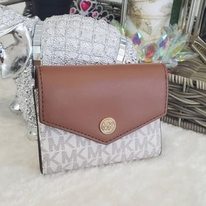 Michael Kors Medium Bifold Wallet  Vanilla Luggage